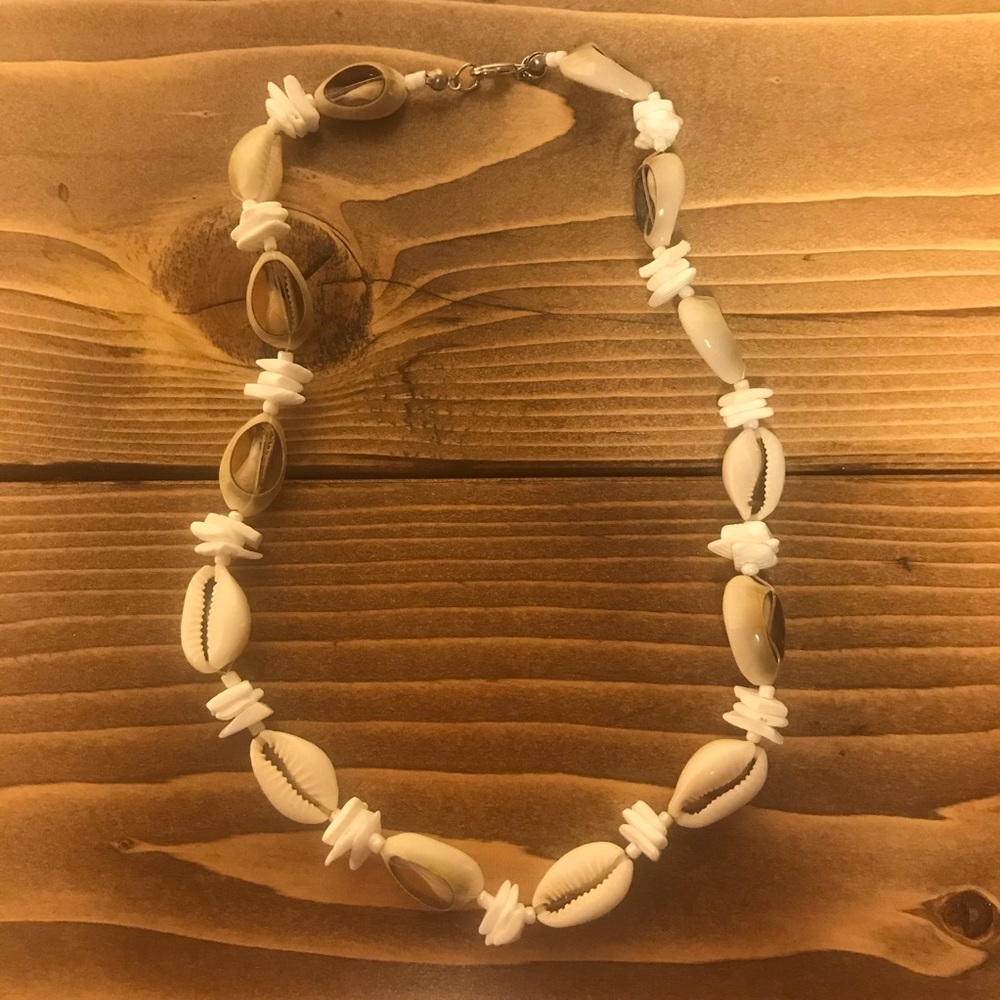 Pretty Shell Necklace - Picture 2 of 2